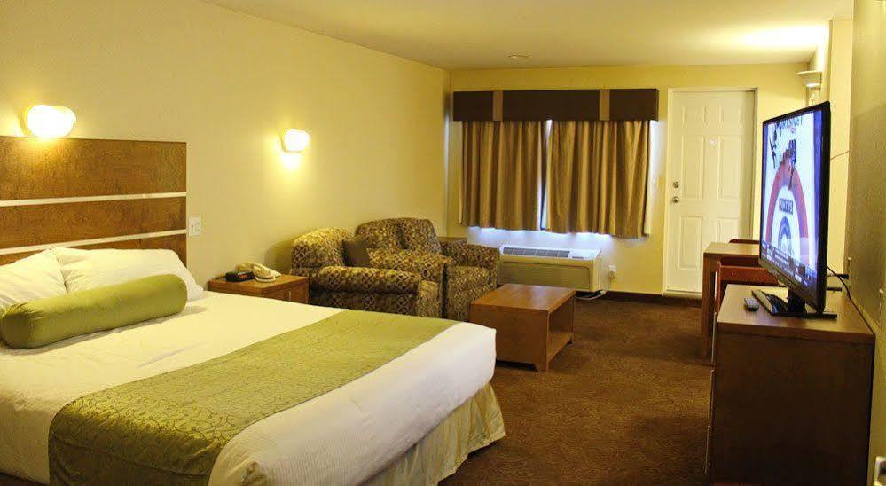 Quality Inn & Suites Clearwater Exterior photo
